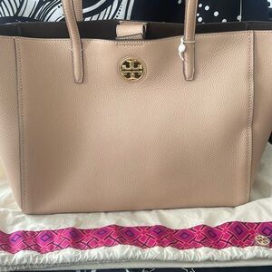 Tory Burch Carson tote. 👜
